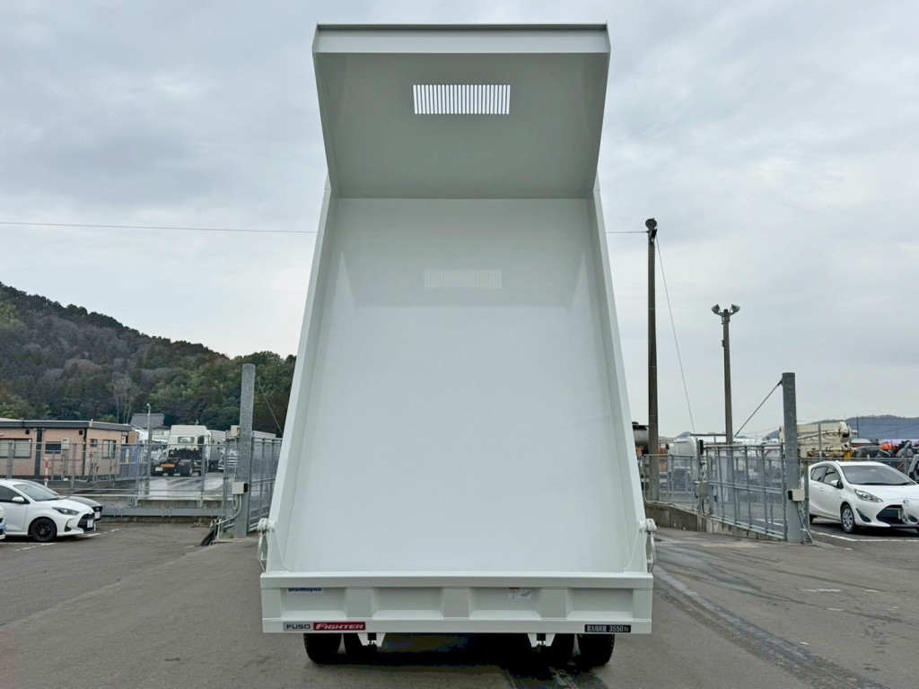 床は鉄板です。|三菱 ファイター 2KG-FK62F(2WD)の写真8