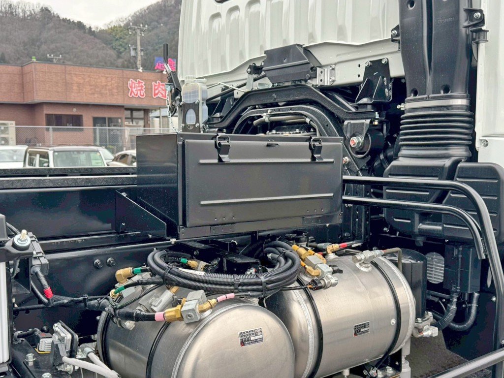 運転席側に工具箱が付いています。|三菱 ファイター 2KG-FK62F(2WD)の写真15