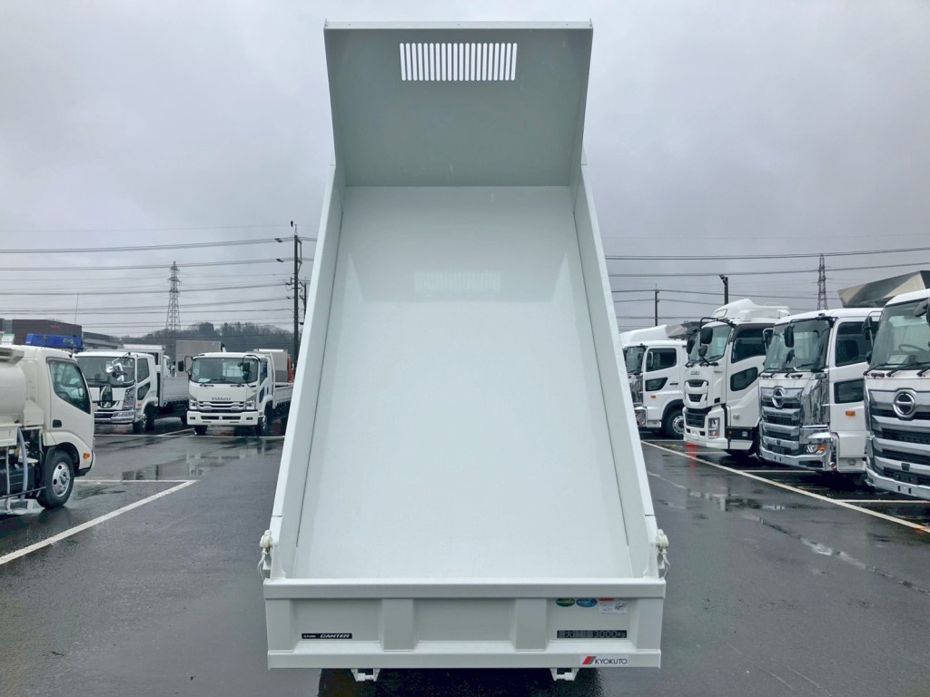 床は鉄板です。|三菱 キャンター 2RG-FBA60(2WD)の写真8