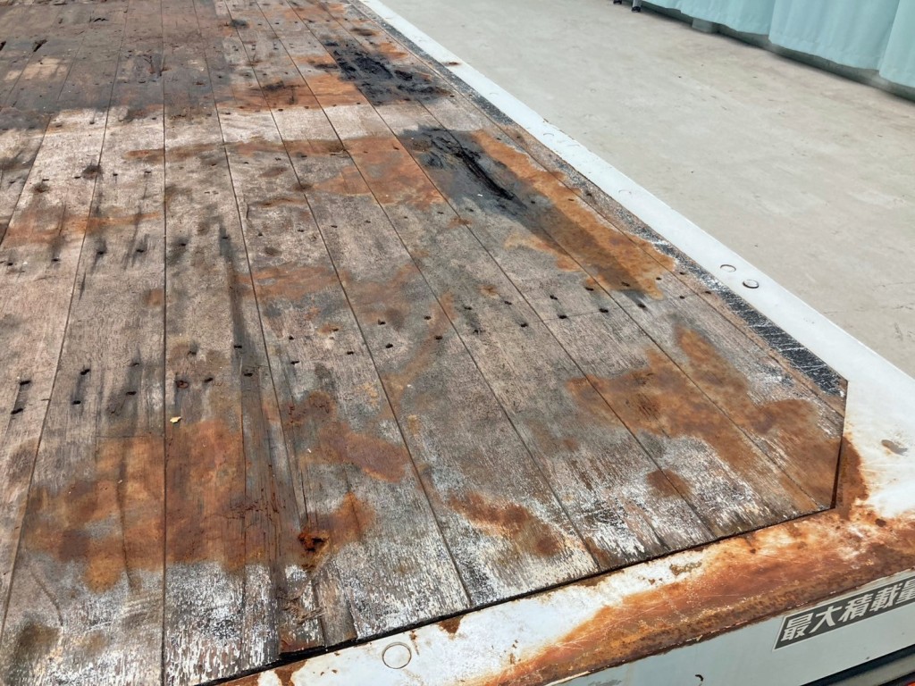 床板後方運転席側に割れがあります。|三菱 ファイター LDG-FQ62Fの写真14