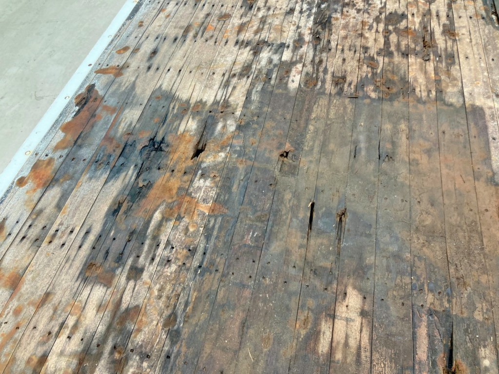 床板中央助手席側に割れ・穴あきがあります。|三菱 ファイター LDG-FQ62Fの写真15