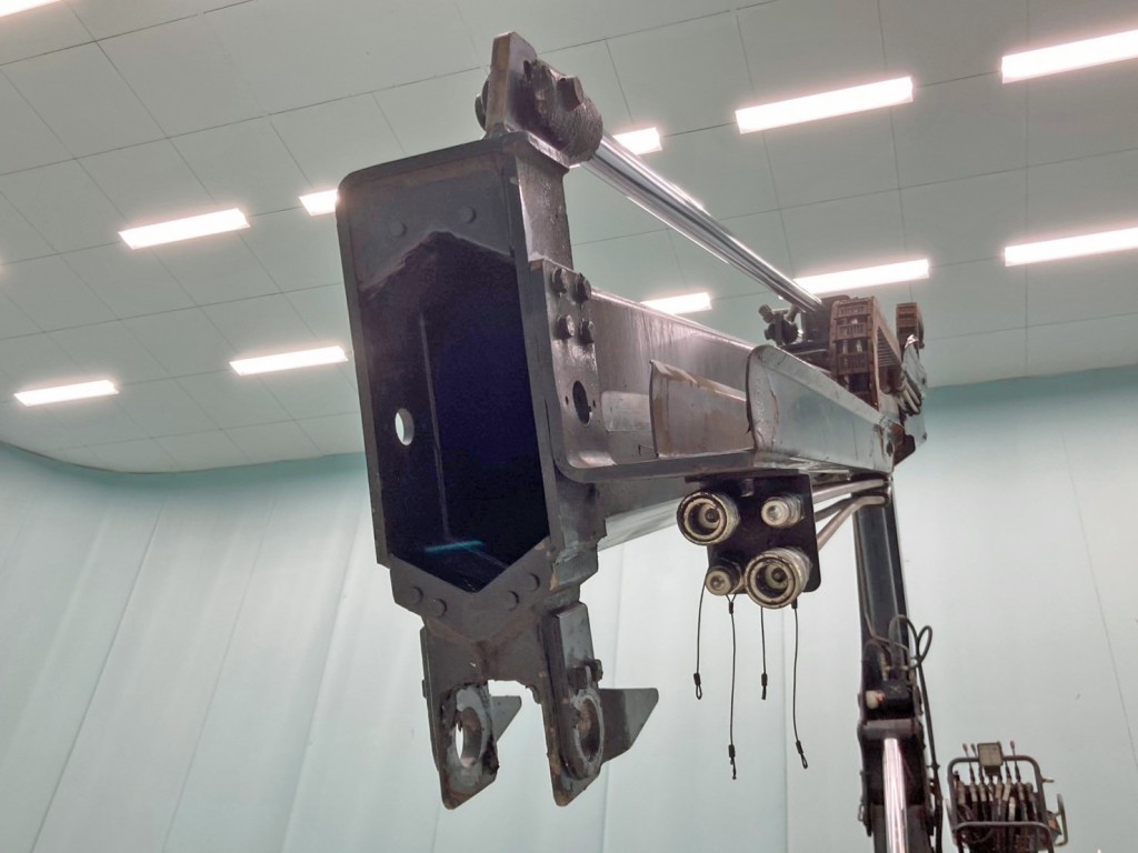 クレーン先端にグラップルの開閉 及び ローテーターの配管が来ています。(グラップルは付属してません)|三菱 ファイター LDG-FQ62Fの写真34