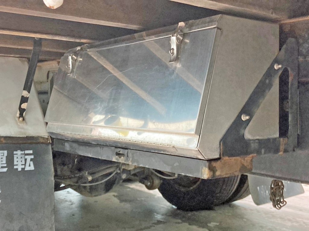 ボディー助手席側後方にステンレス製の工具箱が付いています。|三菱 ファイター LDG-FQ62Fの写真35