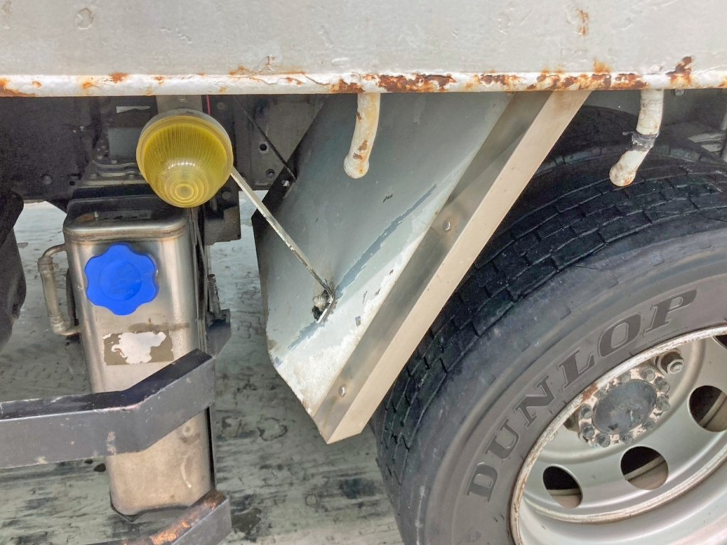 助手席側前方のリヤフェンダーに曲がりがあります。|三菱 ファイター LDG-FQ62Fの写真38