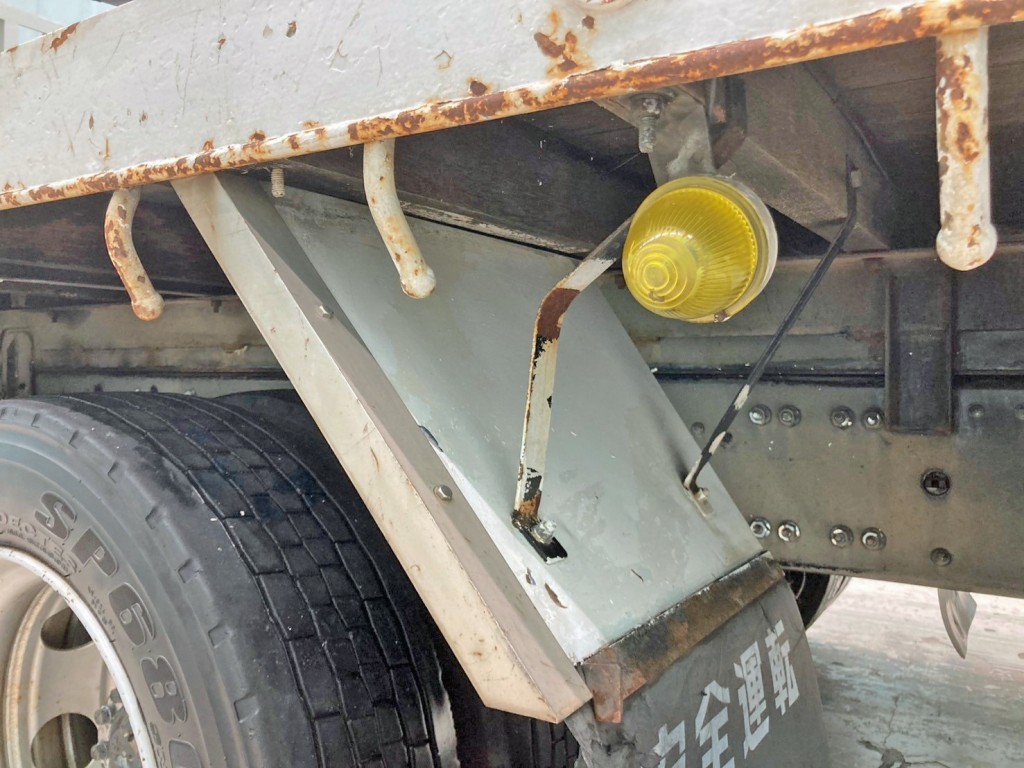 助手席側後方のリヤフェンダーステーに曲がりがあります。|三菱 ファイター LDG-FQ62Fの写真39