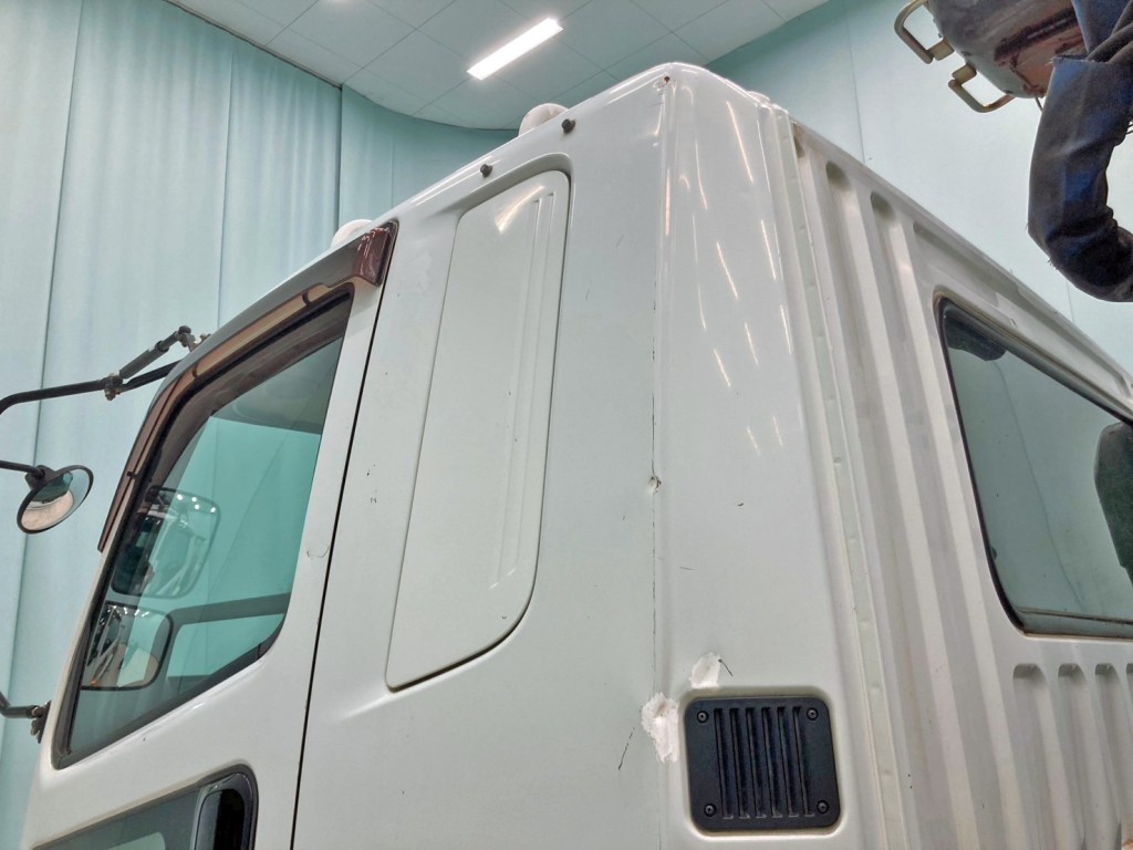 助手席側クォーターパネル上部にキズ・ヘコミ・手塗り箇所があります。|三菱 ファイター LDG-FQ62Fの写真42