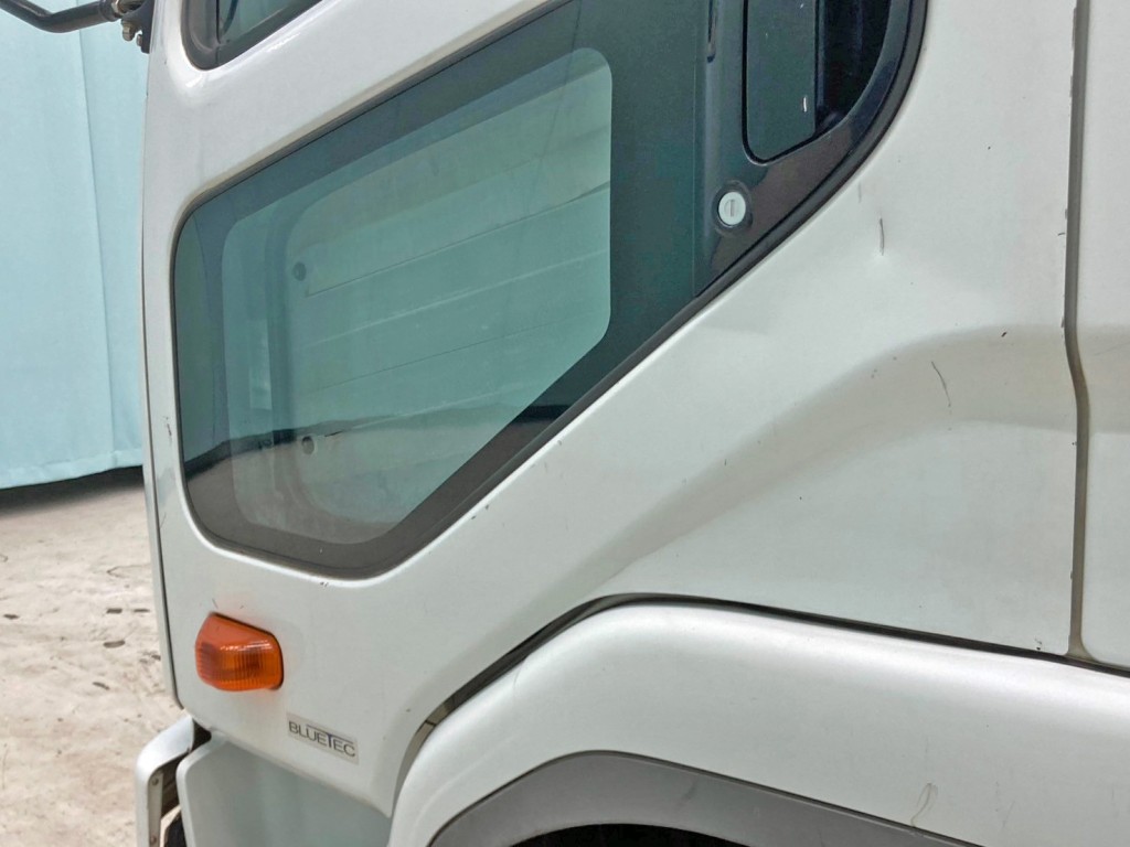 助手席ドアにキズ・ヘコミがあります。|三菱 ファイター LDG-FQ62Fの写真44