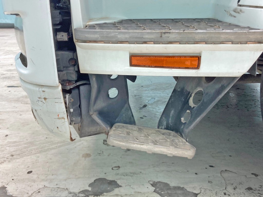 助手席側ステップステーに曲がりがあります。|三菱 ファイター LDG-FQ62Fの写真45