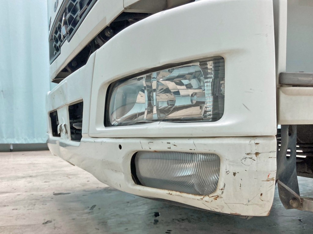 フロントバンパー助手席側にキズ・曲がりがあります。|三菱 ファイター LDG-FQ62Fの写真46