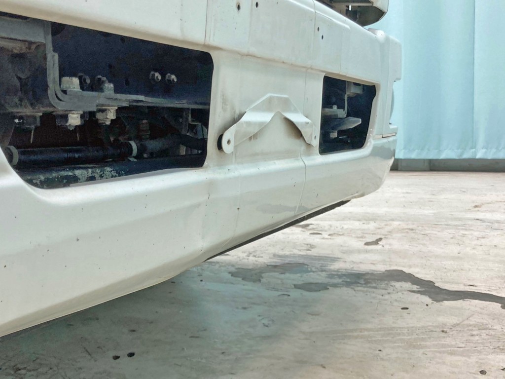 フロントバンパー中央部にヘコミがあります。|三菱 ファイター LDG-FQ62Fの写真47