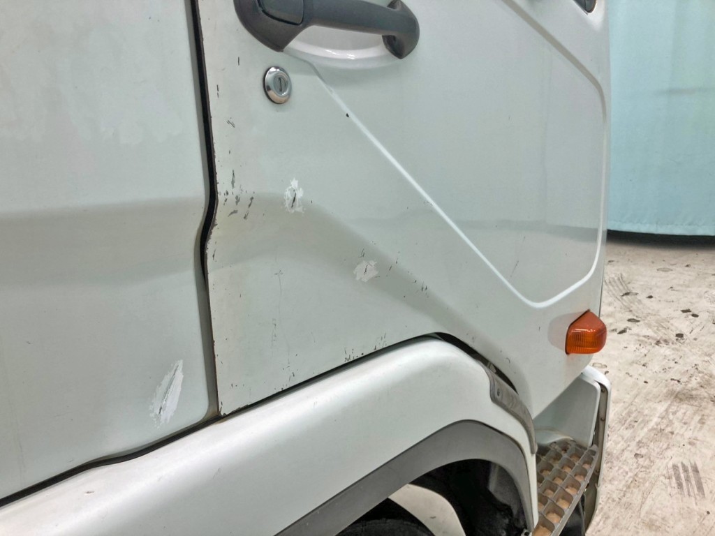 運転席ドアにキズ・手塗り箇所があります。|三菱 ファイター LDG-FQ62Fの写真50