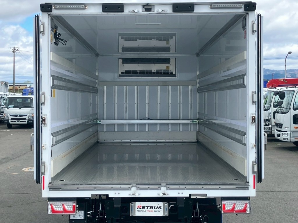 床はシステムフロアです。|日野 レンジャー 2KG-FC2ABA(2WD)の写真12