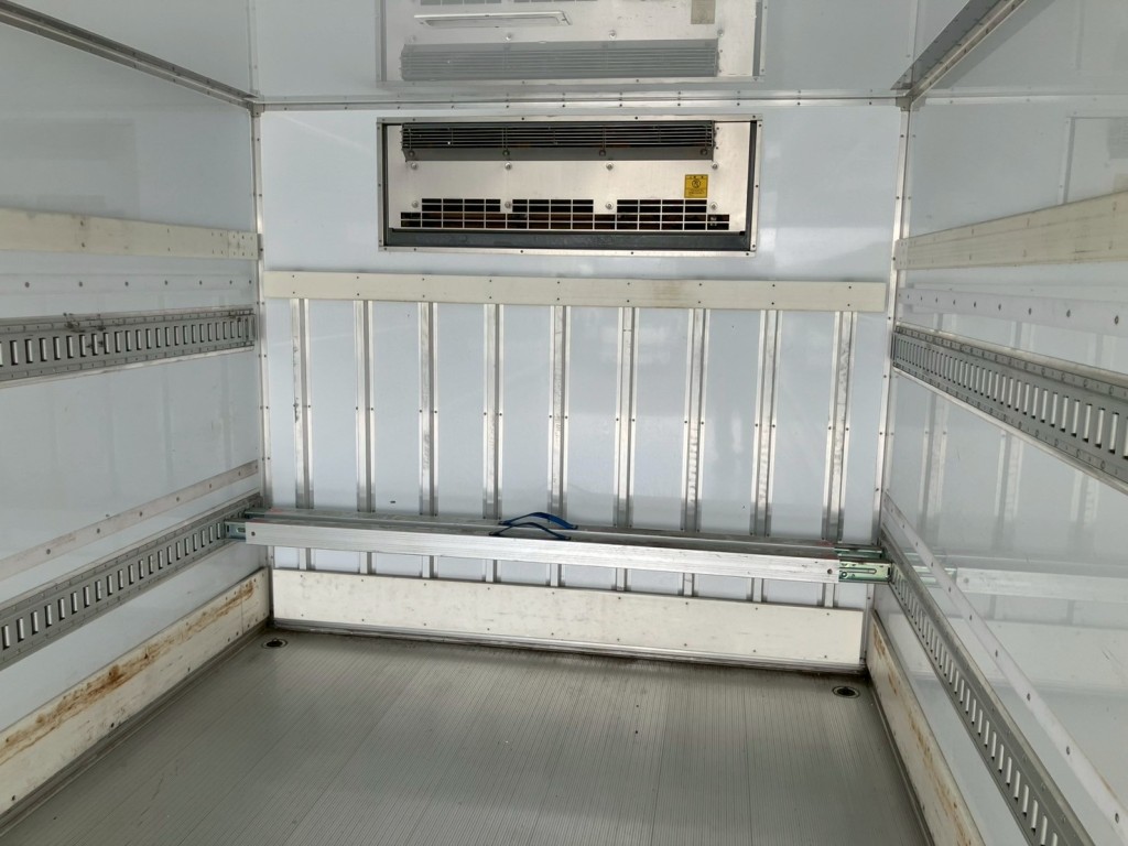 冷凍機の吹き出し口です。|日野 レンジャー 2KG-FC2ABA(2WD)の写真13