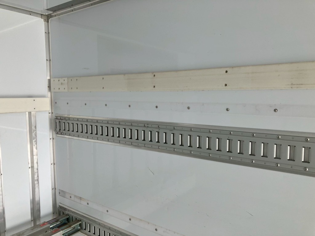 庫内運転席側にキズ・ヘコミがあります。|日野 レンジャー 2KG-FC2ABA(2WD)の写真14