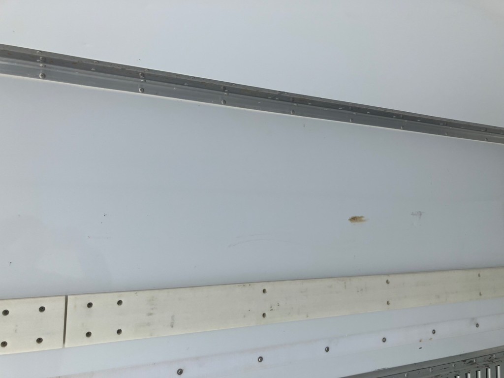 庫内助手席側にキズ・ヘコミがあります。|日野 レンジャー 2KG-FC2ABA(2WD)の写真16