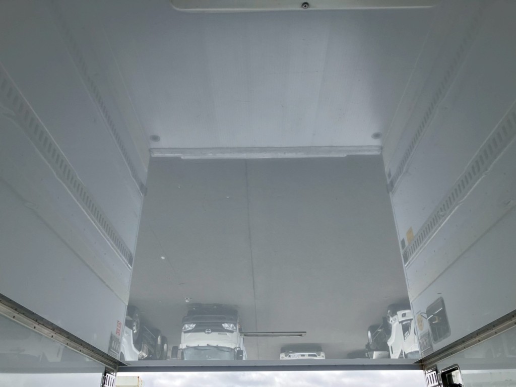 庫内天井にヘコミがあります。|日野 レンジャー 2KG-FC2ABA(2WD)の写真17