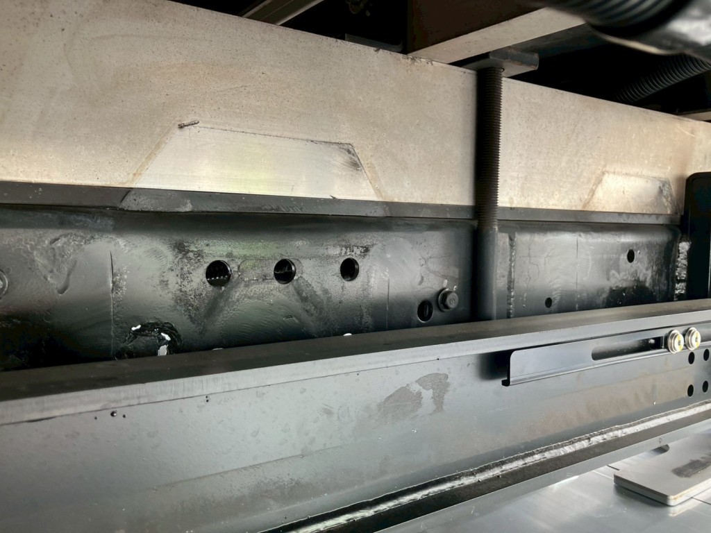 メインフレーム後方にゲートの取り外し跡があります。|日野 レンジャー 2KG-FC2ABA(2WD)の写真39