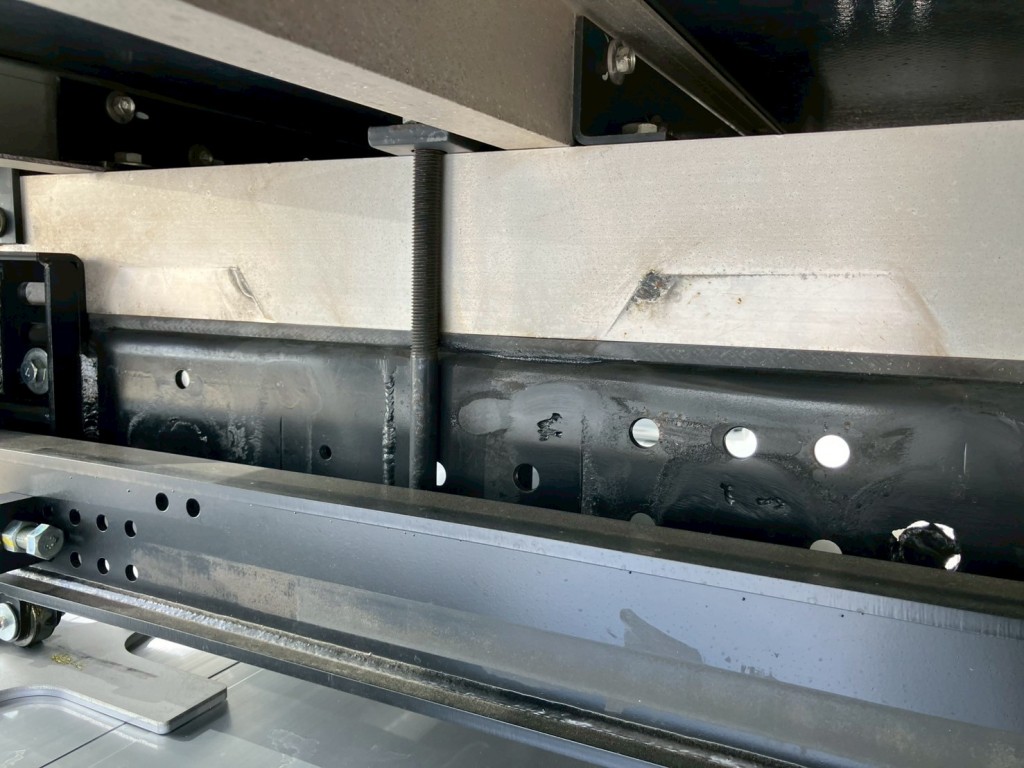 メインフレーム後方にゲートの取り外し跡があります。|日野 レンジャー 2KG-FC2ABA(2WD)の写真40