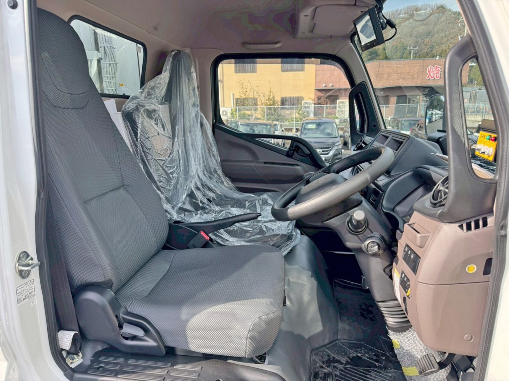 乗車定員は3名です。|三菱 キャンター 2RG-FEAV0(2WD)の写真7