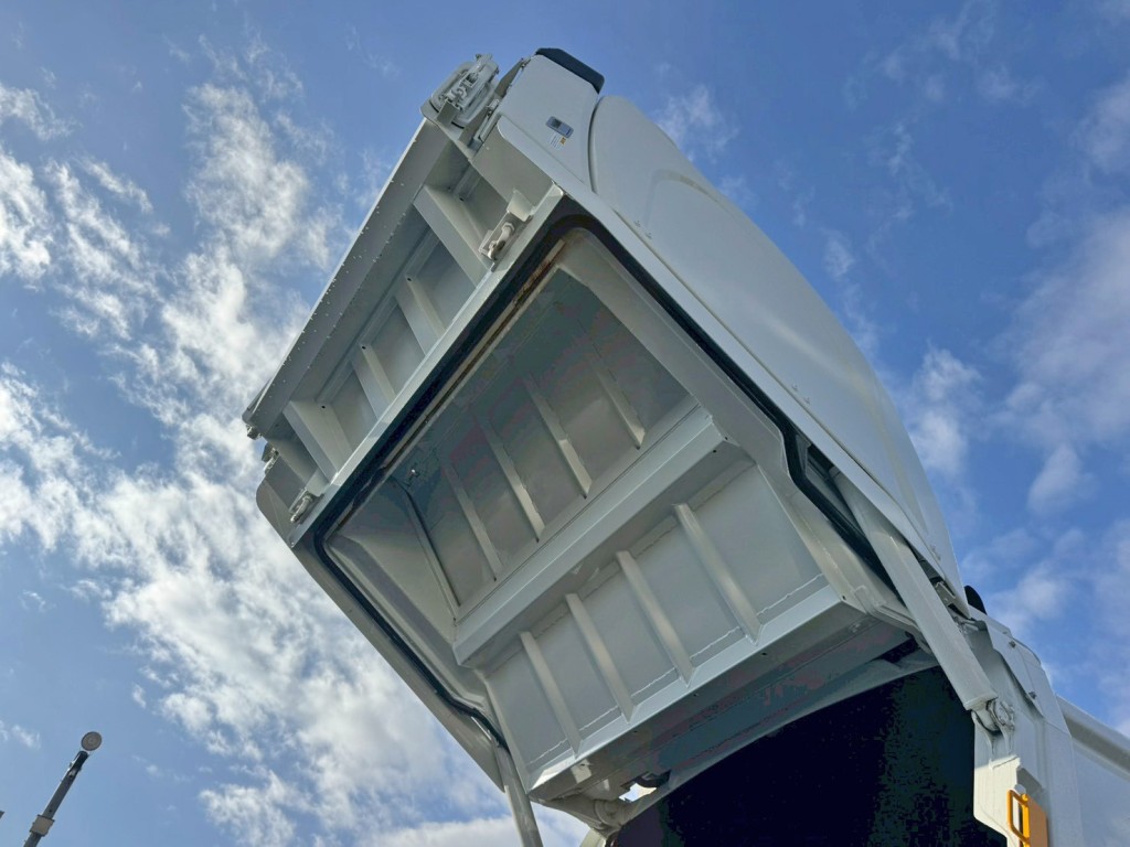 三菱 キャンター 2RG-FEAV0(2WD)の写真9