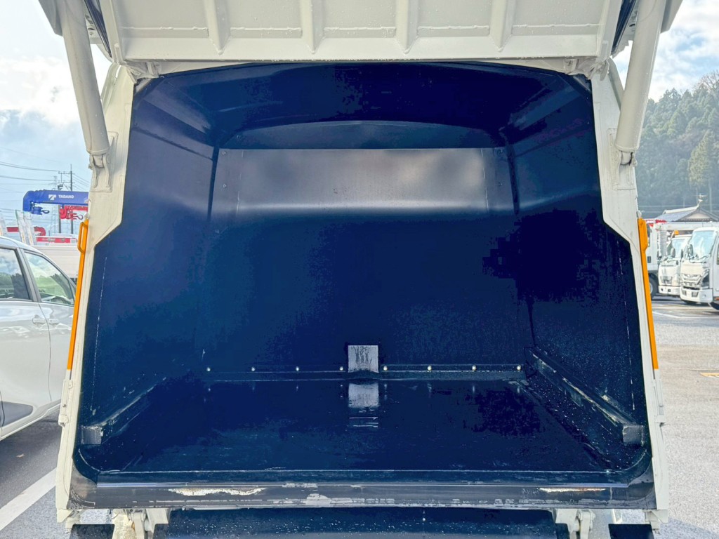 タンク内部の状態です。|三菱 キャンター 2RG-FEAV0(2WD)の写真10