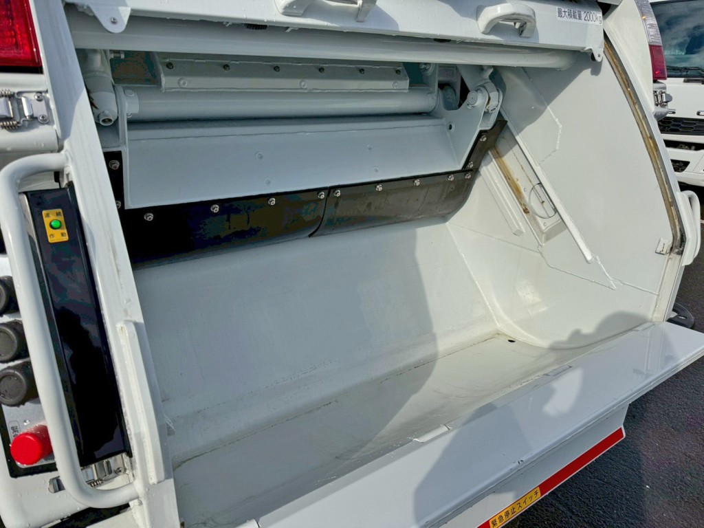 積み込み方式はプレス式です。|三菱 キャンター 2RG-FEAV0(2WD)の写真14