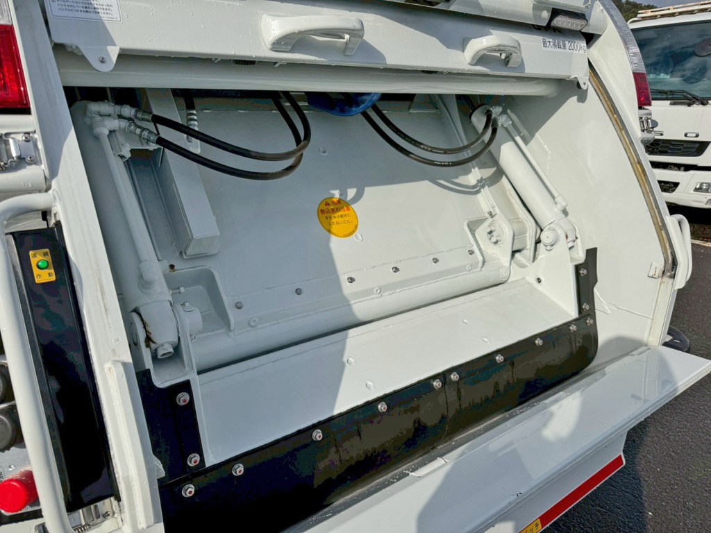 積み込み方式はプレス式です。|三菱 キャンター 2RG-FEAV0(2WD)の写真15