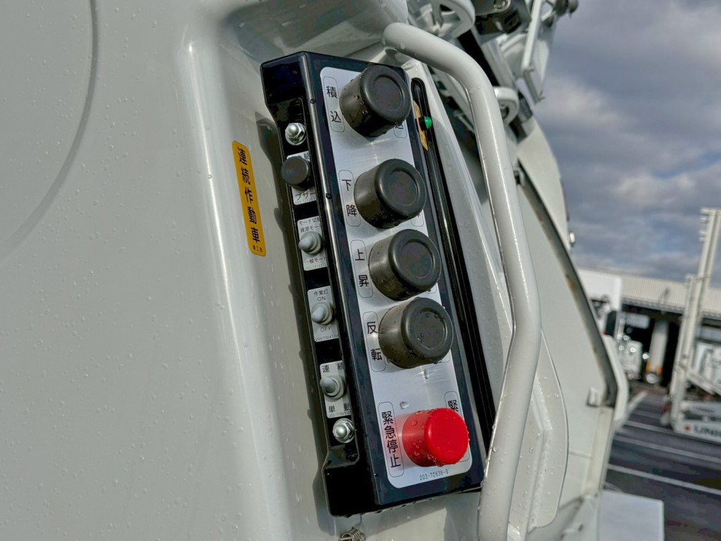 連続 ⇔ 単独切り替えスイッチ付きです。|三菱 キャンター 2RG-FEAV0(2WD)の写真16