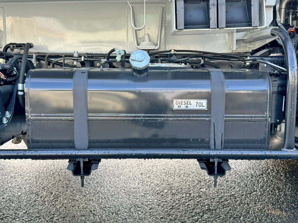 燃料タンクは70Lです。|三菱 キャンター 2RG-FEAV0(2WD)の写真22