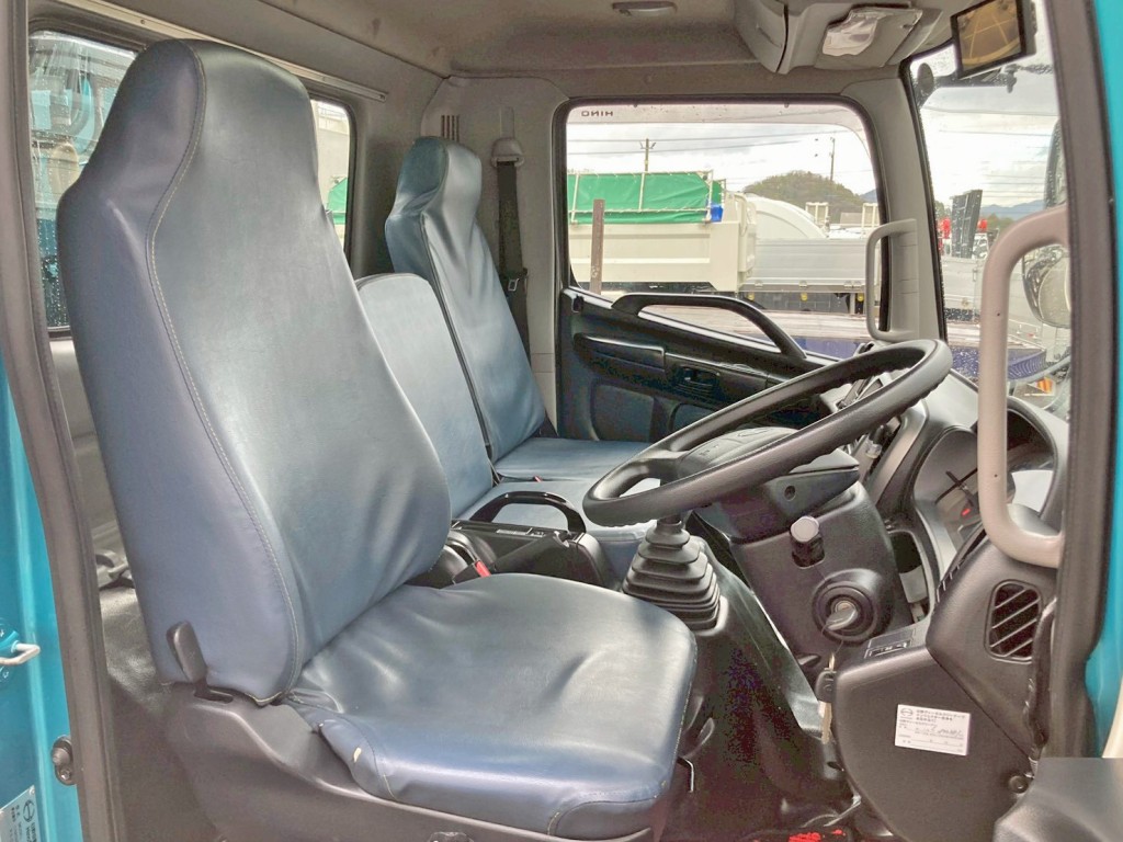 乗車定員は3名です。(ベッドレスキャビンです)|日野 レンジャー LKG-FJ7JDAAの写真7