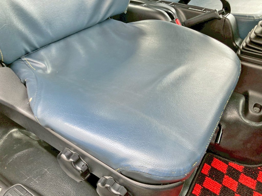 運転席座面にヘタリがあります。|日野 レンジャー LKG-FJ7JDAAの写真8
