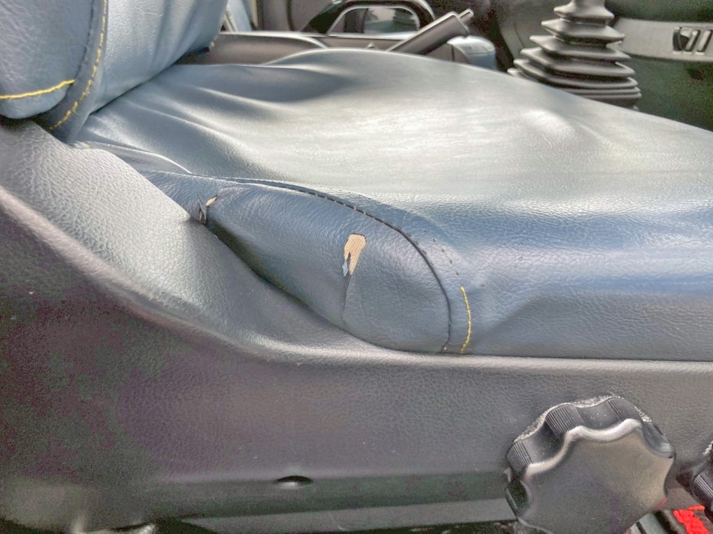 運転席座面に破れがあります。|日野 レンジャー LKG-FJ7JDAAの写真9