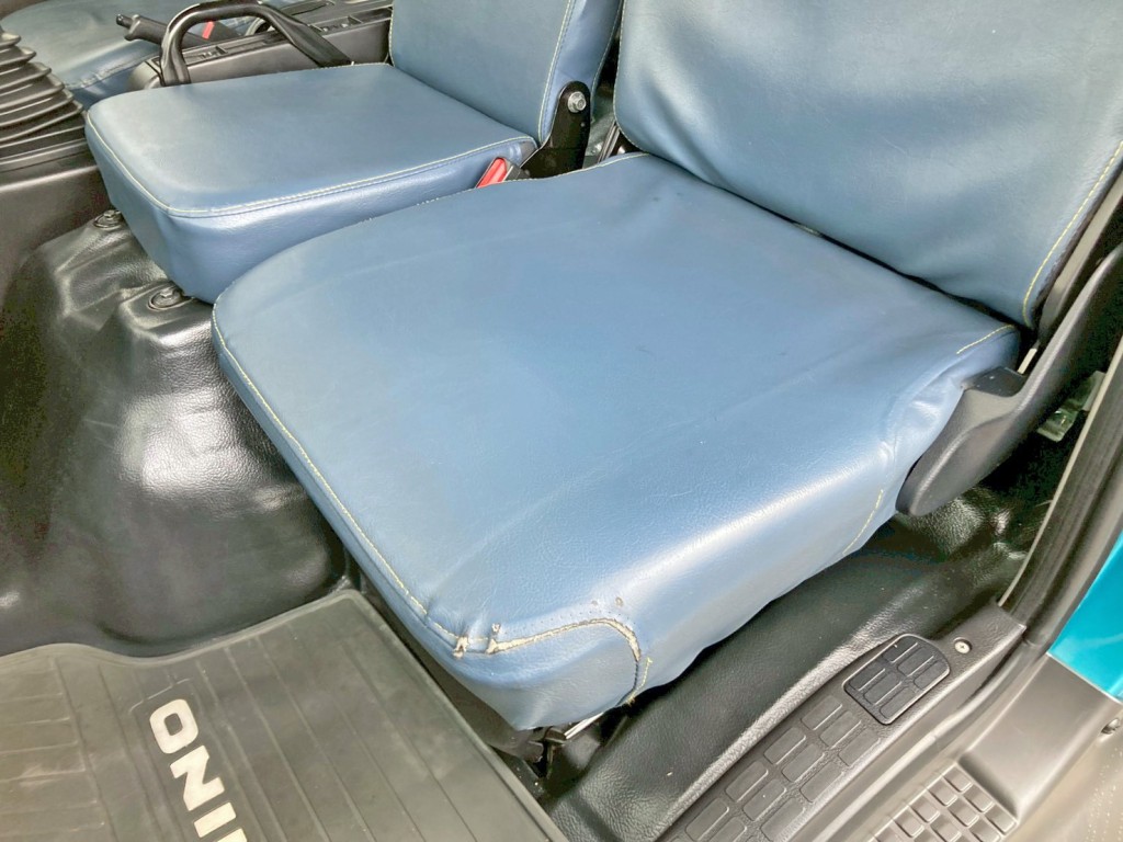 助手席側座面角に破れがあります。|日野 レンジャー LKG-FJ7JDAAの写真10