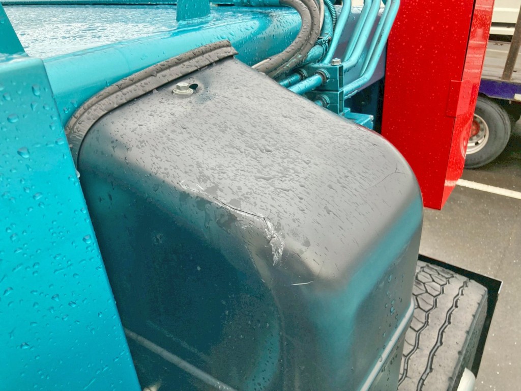 タンク上部のカバーに破れがあります。|日野 レンジャー LKG-FJ7JDAAの写真18