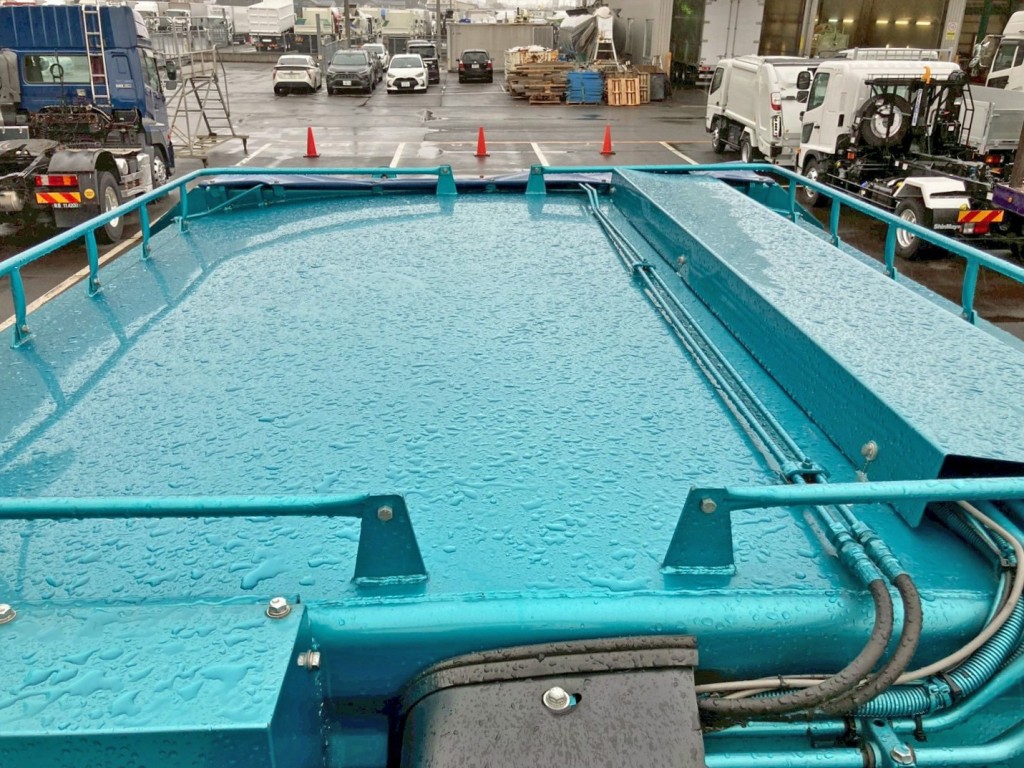 タンク上部にキャリが付いています。|日野 レンジャー LKG-FJ7JDAAの写真21