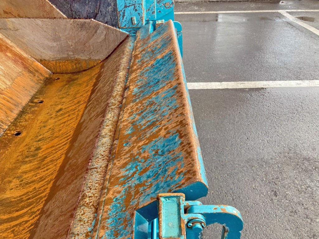 フロントテーブルに少々ヘコミがあります。|日野 レンジャー LKG-FJ7JDAAの写真25