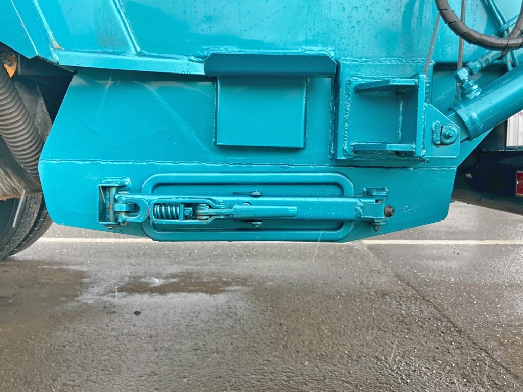 汚水タンクの排水口です。|日野 レンジャー LKG-FJ7JDAAの写真30