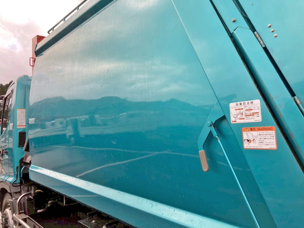 タンク助手席側の所々にパテ補修箇所があります。|日野 レンジャー LKG-FJ7JDAAの写真33