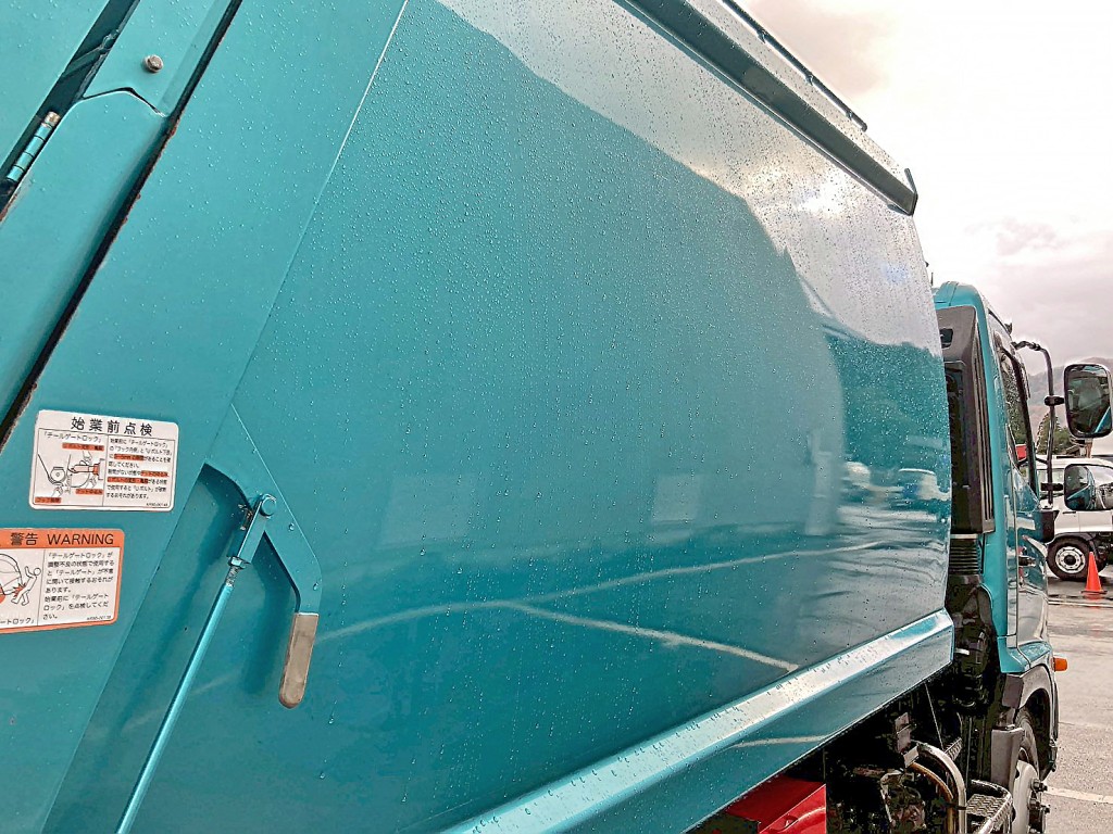 タンク運転席側の所々にパテ補修箇所があります。|日野 レンジャー LKG-FJ7JDAAの写真34