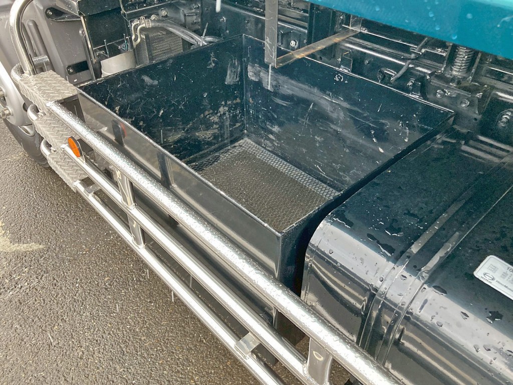 助手席側にりん木入れが付いています。|日野 レンジャー LKG-FJ7JDAAの写真35