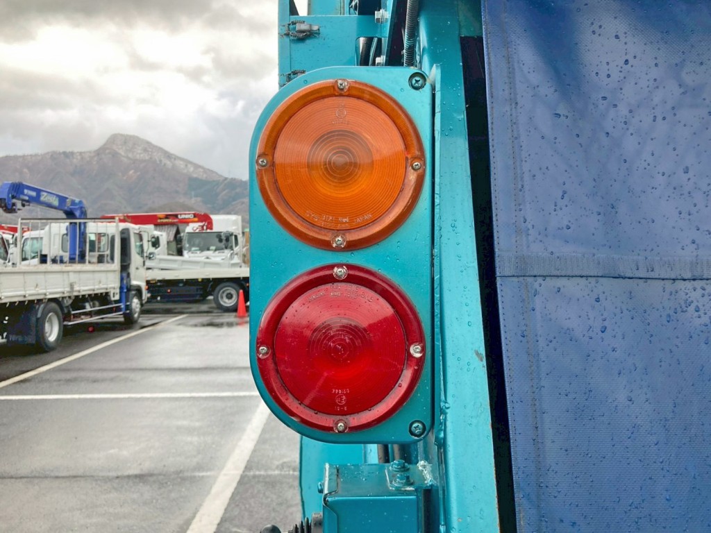 助手席側テールレンズに亀裂があります。|日野 レンジャー LKG-FJ7JDAAの写真36