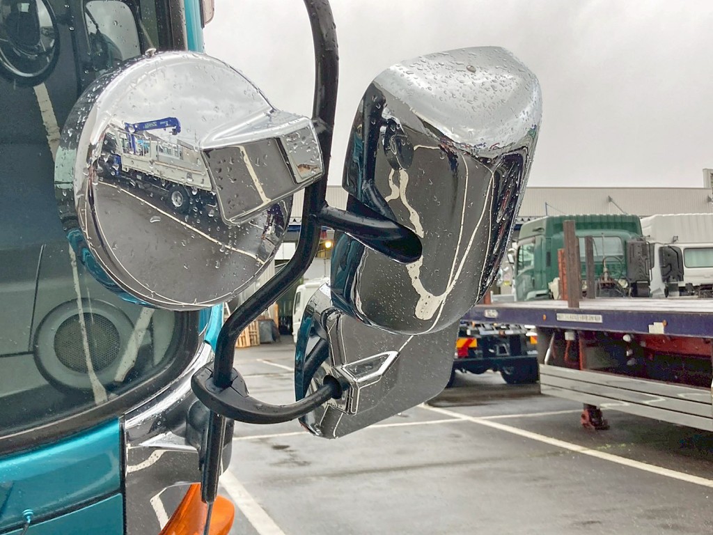 アンダーミラー取り付け部・助手席側サイドミラー取り付け部・補助ミラー取り付け部に割れがあります。|日野 レンジャー LKG-FJ7JDAAの写真37