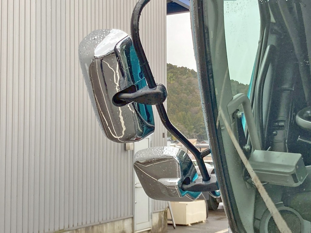 運転席側補助ミラー取り付け部に割れがあります。|日野 レンジャー LKG-FJ7JDAAの写真38