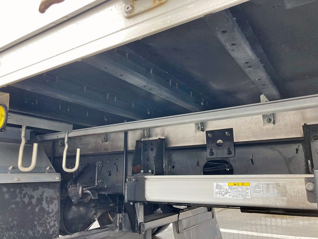 シャーシとネタの状態です。(縦ネタはアルミ製・横ネタは鉄製です)|いすゞ フォワード 2RG-FRR90S2(2WD)の写真6