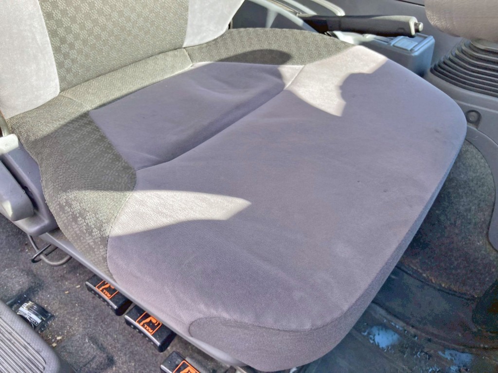 運転席座面にヘタリあります。|いすゞ フォワード 2RG-FRR90S2(2WD)の写真8