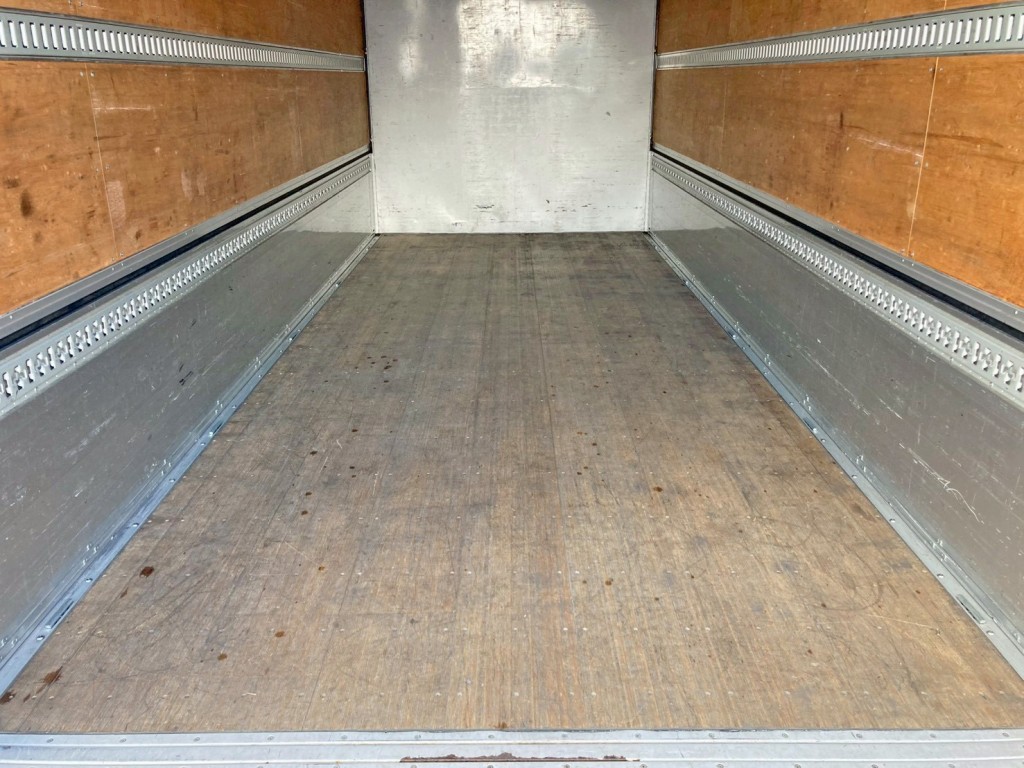 床は板張りです。|いすゞ フォワード 2RG-FRR90S2(2WD)の写真11