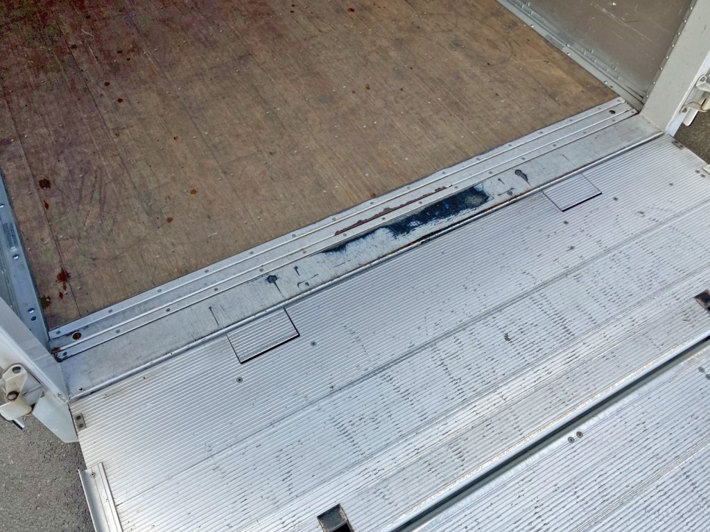 ゲートを上限まで上げた状態です。|いすゞ フォワード 2RG-FRR90S2(2WD)の写真15