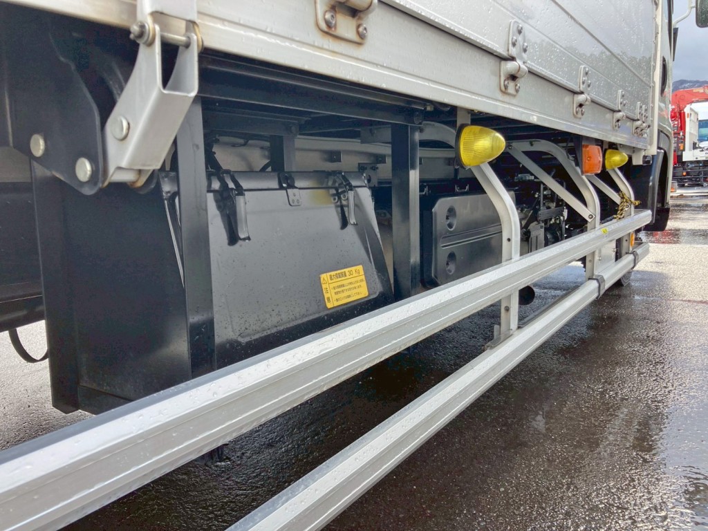 ボディー運転席側中央部に工具箱が付いています。|いすゞ フォワード 2RG-FRR90S2(2WD)の写真18