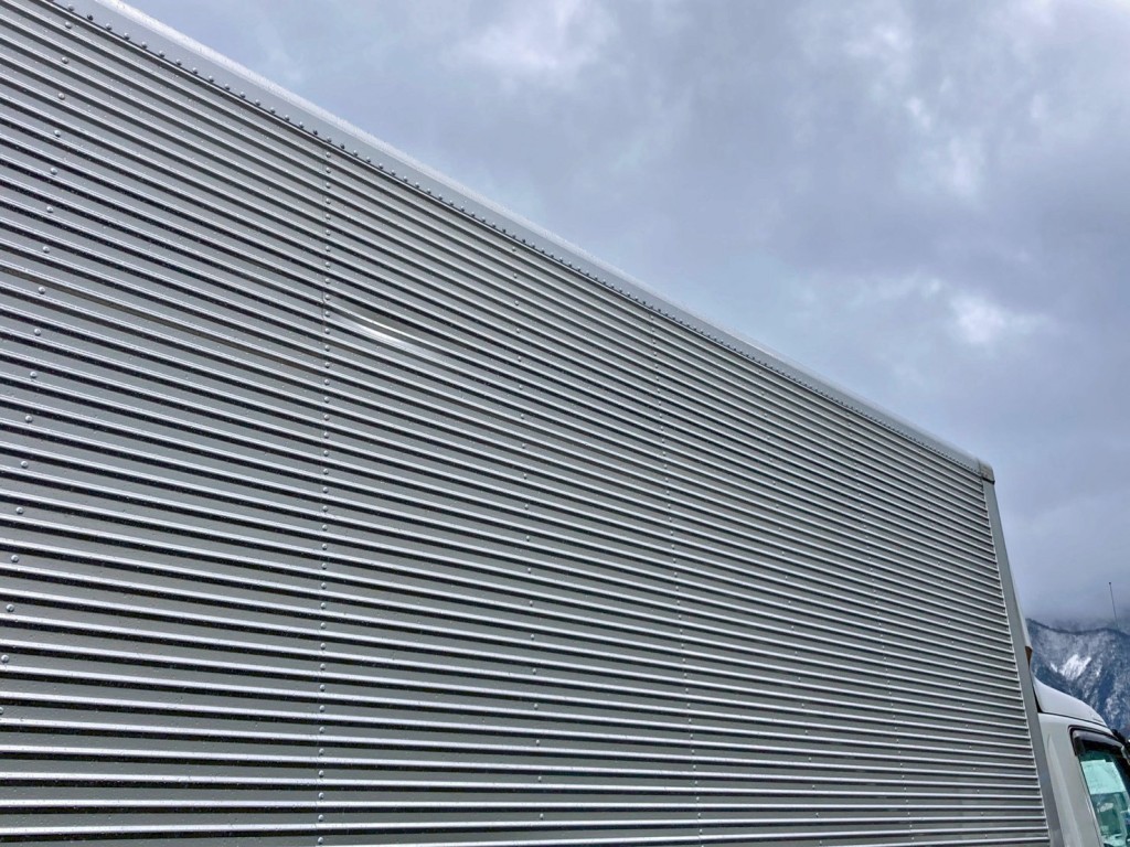 運転席側羽根中央上部にヘコミがあります。|いすゞ フォワード 2RG-FRR90S2(2WD)の写真19