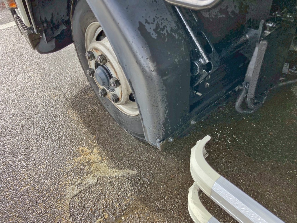 助手席側泥除けシートが欠品しています。|いすゞ フォワード 2RG-FRR90S2(2WD)の写真20